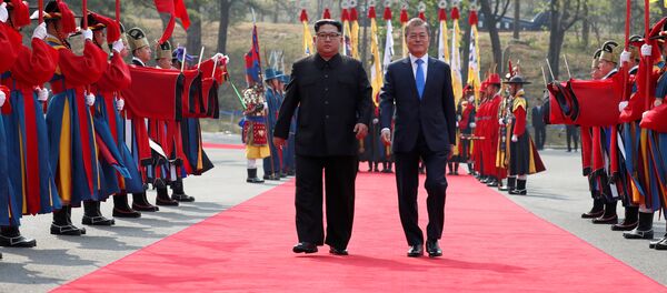 South Korean President Moon Jae-in walks with North Korean leader Kim Jong Un at the truce village of Panmunjom inside the demilitarized zone separating the two Koreas, South Korea, April 27, 2018 - Sputnik Brasil