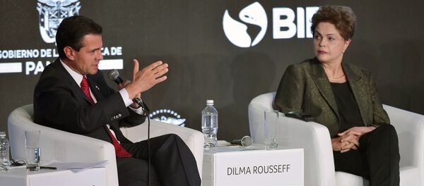 Encontro entre Dilma Rousseff e Enrique Peña Nieto, durante a sétima edição da Cúpula das Américas, na Cidade do Panamá, em abril passado - Sputnik Brasil