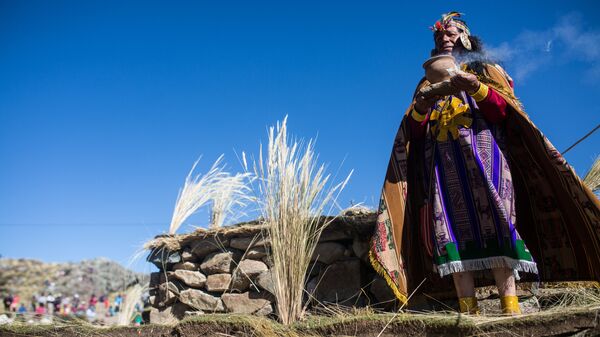 Um indígena peruano, vestido como um rei inca, faz uma oferenda durante a cerimônia Chaccu, um ajuntamento anual de vicunhas, na Reserva Nacional de Pampa Galeras, Peru, 24 de junho de 2015 - Sputnik Brasil