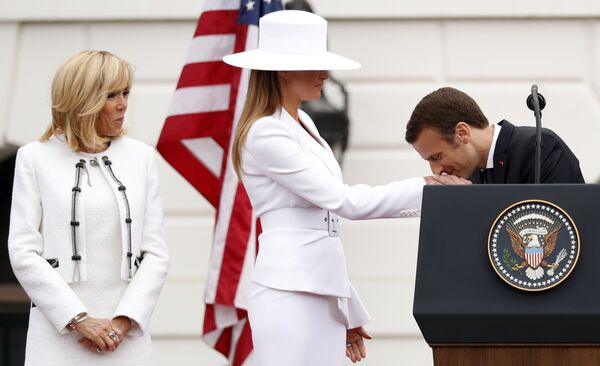 Presidente francês, Emmanuel Macron, beija a mão de Melania Trump, esposa do seu homólogo estadunidense, durante a visita oficial a Washington - Sputnik Brasil
