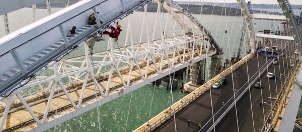 Construção da Ponte da Crimeia e vias de acesso para carros, vista desde a stanitsa russa de Taman - Sputnik Brasil