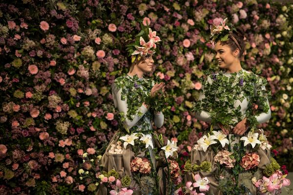 Dançarinas Alison Parsons e Georgia Paton-Durrant posam frente a uma exposição de flores durante um festival em Harrogate, na Inglaterra - Sputnik Brasil
