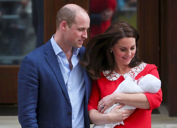 Duquesa britânica Kate Middleton e príncipe William saem do hospital St. Mary, em Paddington, com seu terceiro filho recém-nascido - Sputnik Brasil