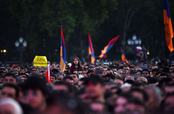 Membros de oposição durante um protesto na Praça da República, em Erevan - Sputnik Brasil