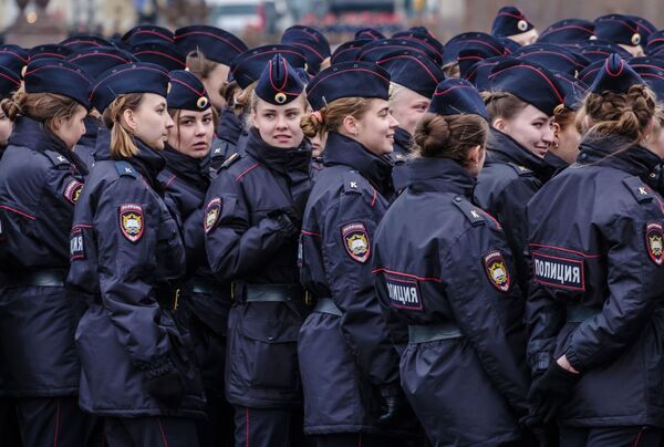 Destacamentos policiais femininos durante um ensaio da 73ª Parada da Vitória, na cidade de São Petersburgo - Sputnik Brasil