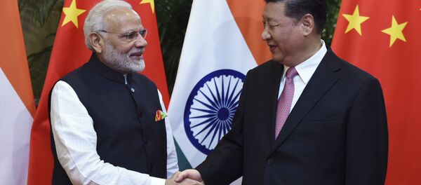 Narendra Modi, primeiro-ministro da Índia, e Xi Jinping, presidente da China, durante encontro informal em Wuhan, na China. - Sputnik Brasil