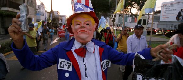 Homem com máscara de Donald Trump durante protestos contra a Cúpulas das Américas, Lima, Peru, 12 de abril de 2018 - Sputnik Brasil