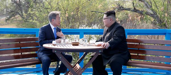 Líderes coreanos, Moon Jae-in (à esquerda) e Kim Jong-un (à direita), em Panmunjom durante cúpula - Sputnik Brasil