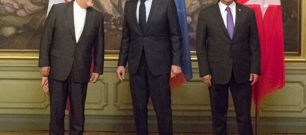 Javad Zarif, do Irã, Sergei Lavrov, da Rússia e Mevlut Cavusoglu, da Turquia, em reunião trilateral de lideranças diplomáticas. Os três discutiram soluções para a Síria. - Sputnik Brasil