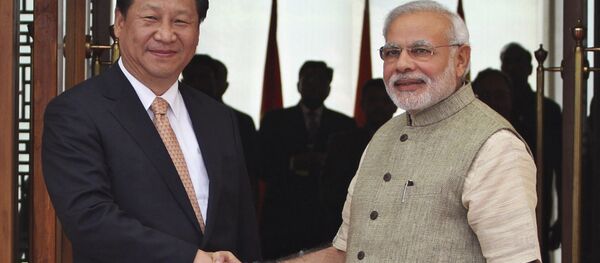 Xi Jinping, presidente da China, e Narendra Modi, primeiro-ministro da Ìndia, durante encontro bilateral na cidade cidade chinesa de Wuhan. - Sputnik Brasil