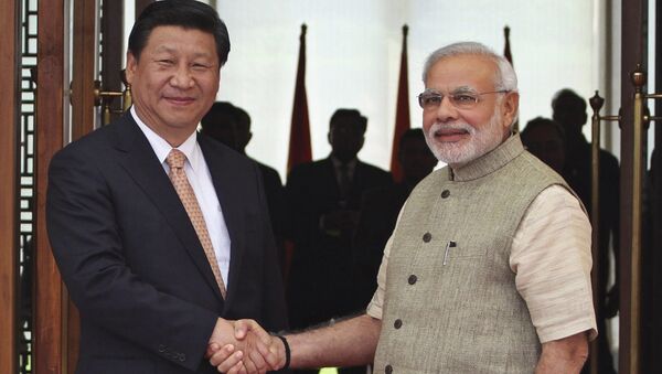 Xi Jinping, presidente da China, e Narendra Modi, primeiro-ministro da Ìndia, durante encontro bilateral na cidade cidade chinesa de Wuhan. - Sputnik Brasil
