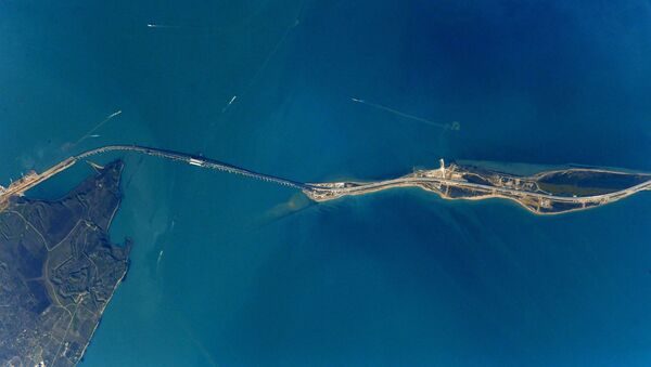 Vista da ponte da Crimeia atravessando estreito de Kerch - Sputnik Brasil