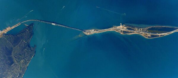 Vista da ponte da Crimeia atravessando estreito de Kerch - Sputnik Brasil