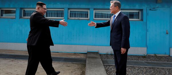 Líderes da Coreia do Norte, Kim Jong-un, e da Coreia do Sul, Moon Jae-in, apertam as mãos durante encontro na localidade de Panmunjom, na zona desmilitarizada que separa os dois países, 27 de abril de 2018 - Sputnik Brasil
