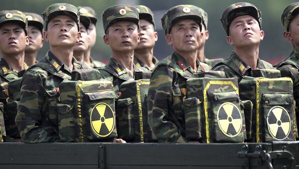 Soldados norte-coreanos olham para seu líder Kim Jong-un - Sputnik Brasil