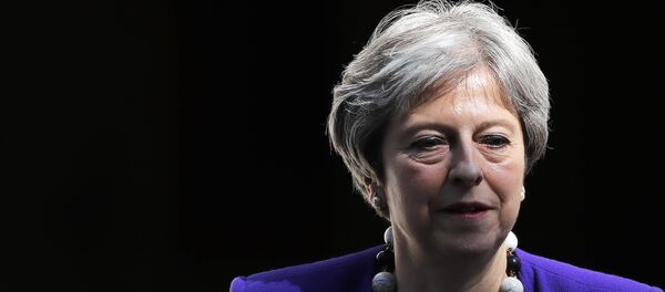 A primeira-ministra britânica Theresa May deixa a 10 Downing Street, no centro de Londres, em 18 de abril de 2018, enquanto se dirige à sessão semanal do Primeiro-Ministro na Câmara dos Comuns. - Sputnik Brasil