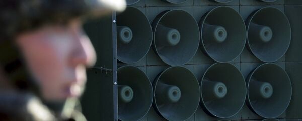 Soldado sul-coreano em frente aos alto-falantes posicionados na fronteira com a Coreia do Norte - Sputnik Brasil