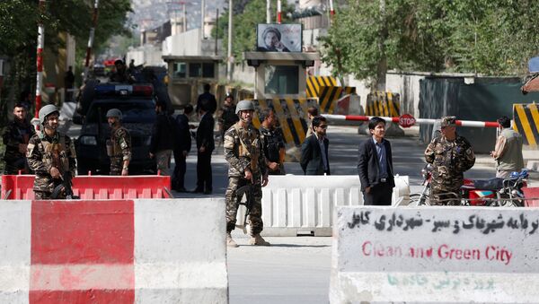 Forças de segurança afegãs perto do local de uma das explosões, Cabul - Sputnik Brasil