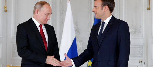 Presidente francês, Emmanuel Macron, apertando a mão ao homólogo russo, Vladimir Putin, no Palácio de Versalhes (foto de arquivo) Presidente francês, Emmanuel Macron, apertando a mão ao homólogo russo, Vladimir Putin, no Palácio de Versalhes (foto de arquivo) - Sputnik Brasil