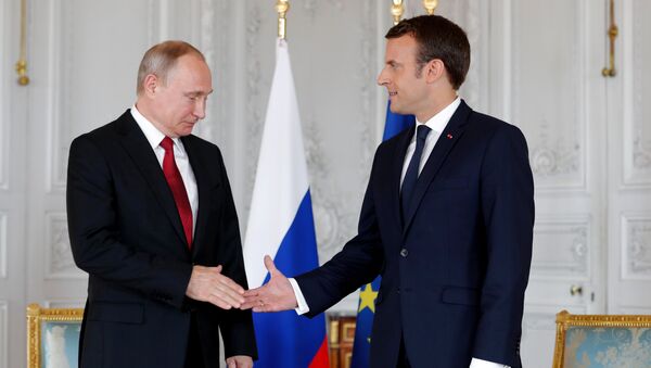 Presidente francês, Emmanuel Macron, apertando a mão ao homólogo russo, Vladimir Putin, no Palácio de Versalhes (foto de arquivo) - Sputnik Brasil