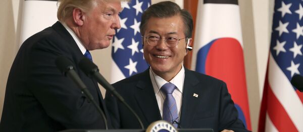 President Donald Trump, left, speaks as South Korean President Moon Jae-in looks on during a joint news conference at the Blue House in Seoul, South Korea, Tuesday, Nov. 7, 2017 - Sputnik Brasil