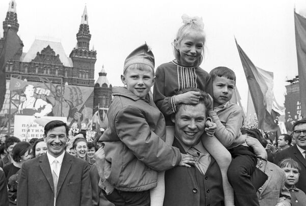 Participantes das comemorações no Dia Internacional dos Trabalhadores em Moscou, em 1º de maio de 1968 - Sputnik Brasil