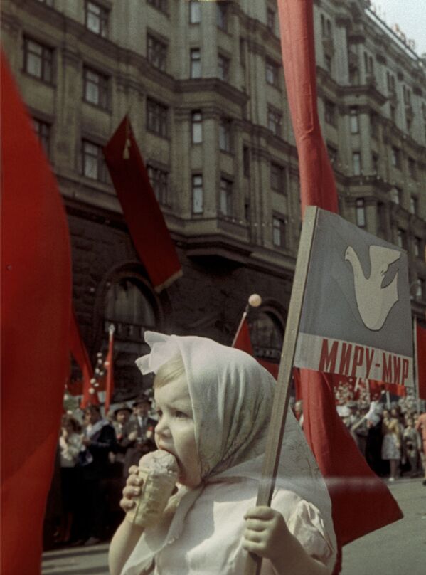 Criança participa do desfile festivo no Dia Internacional dos Trabalhadores em Moscou, em 1º de maio de 1964 - Sputnik Brasil