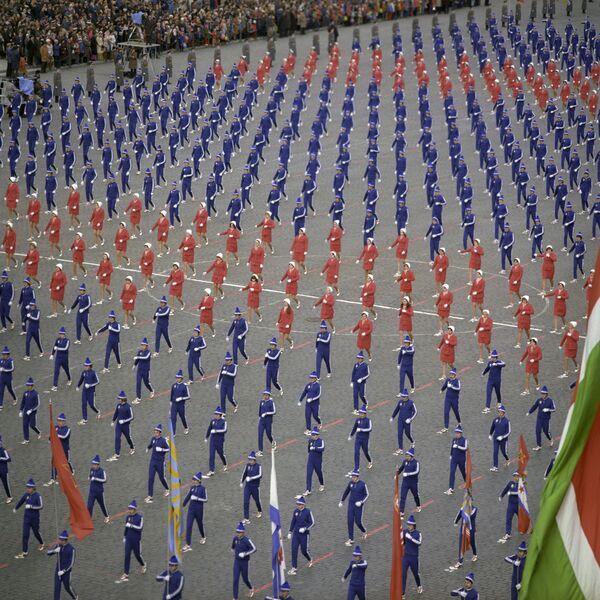 Desfile de ginastas na Praça Vermelha no Dia Internacional dos Trabalhadores, em 1º de maio de 1976 - Sputnik Brasil