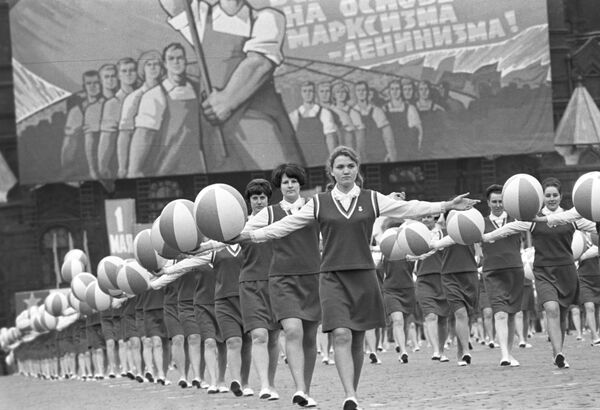 Desfile de ginastas na Praça Vermelha no Dia Internacional dos Trabalhadores, em 1º de maio de 1970 - Sputnik Brasil