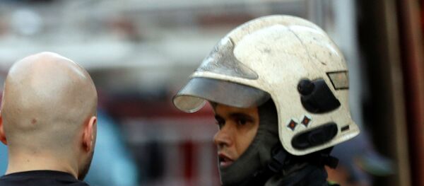 Bombeiro acalmando um homem perto do local do incêndio em São Paulo, 1º de maio de 2018 - Sputnik Brasil