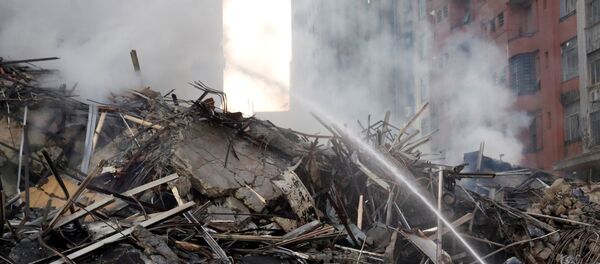 Bombeiro tentando extinguir as chamas no incêndio em São Paulo, 1º de maio de 2018 - Sputnik Brasil