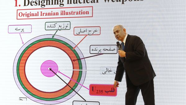Premiê israelense, Benjamin Netanyahu, falando sobre o programa nuclear iraniano com mapa de provas no plano de fundo, Tel Aviv, 30 de abril - Sputnik Brasil
