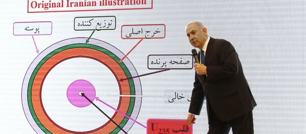 Premiê israelense, Benjamin Netanyahu, falando sobre o programa nuclear iraniano com mapa de provas no plano de fundo, Tel Aviv, 30 de abril - Sputnik Brasil