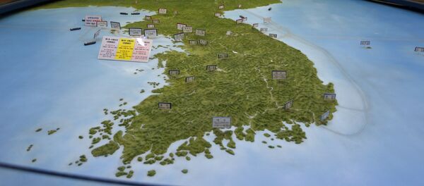 Visitantes olhando para o mapa da península coreana no observatório da reunificação em Paju, Coreia do Sul - Sputnik Brasil