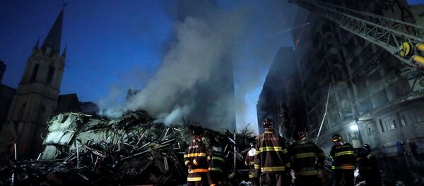 Prédio de 24 andares desaba em São Paulo após incêndio de grandes proporções Prédio de 24 andares desaba em São Paulo após incêndio de grandes proporções - Sputnik Brasil