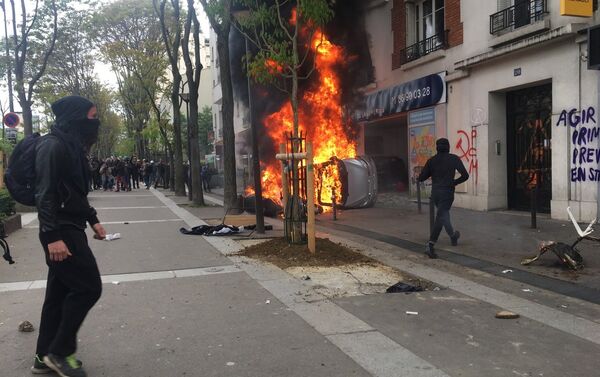 Manifestantes e polícia entram em confrontos no Dia do Trabalho em Paris - Sputnik Brasil