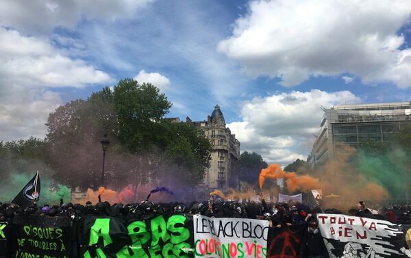 Manifestantes e polícia entram em confrontos no Dia do Trabalho em Paris - Sputnik Brasil