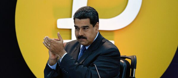 Nicolás Maduro, presidente da Venezuela, junto ao logo da criptomoeda petro - Sputnik Brasil
