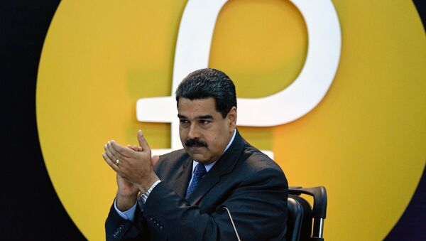 Nicolás Maduro, presidente da Venezuela, junto ao logo da criptomoeda petro - Sputnik Brasil