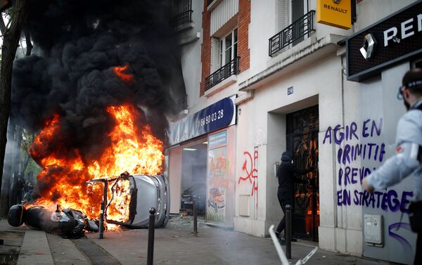 Manifestantes e polícia entram em confrontos no Dia do Trabalho em Paris - Sputnik Brasil