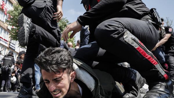 Polícia turca prende manifestante que tenta furar bloqueio e festejar o Dia do Trabalhador na praça Taksim, em Istambul - Sputnik Brasil