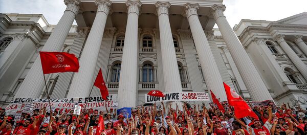 Ato unificado do 1° de Maio, pela liberdade de Lula e em defesa da democracia, na Praça Santos Andrade, em Curitiba - Sputnik Brasil