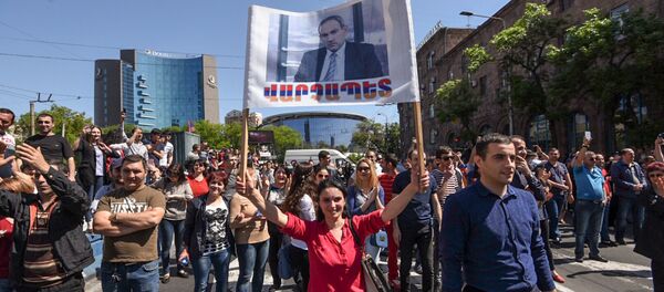 Apoiadores do líder da oposição na Armênia Nikol Pashinyan saem às ruas na capital do país, 2 de maio de 2018 - Sputnik Brasil