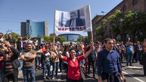 Apoiadores do líder da oposição na Armênia Nikol Pashinyan saem às ruas na capital do país, 2 de maio de 2018 - Sputnik Brasil