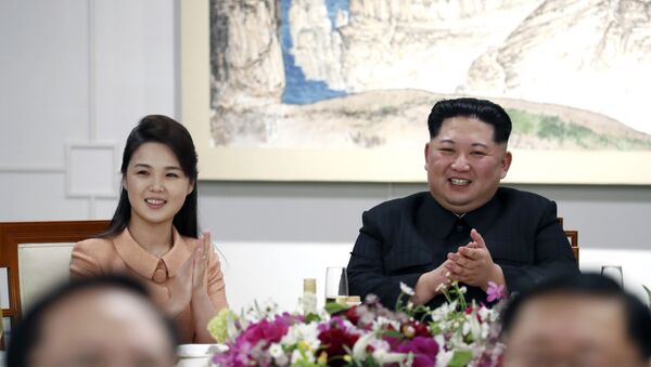 O líder da Coreia do Norte, Kim Jong-un, com sua esposa Ri Sol-jul durante encontro com o presidente sul-coreano, Moon Jae-in, e sua esposa na zona desmilitarizada entre as duas Coreias, 27 de abril de 2018 - Sputnik Brasil