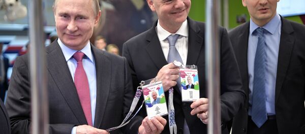 Presidente russo, Vladimir Putin, com presidente da FIFA, Gianni Infantino ao receberem passaportes dos torcedores para Copa 2018 na Rússia, 3 de maio de 2018 - Sputnik Brasil