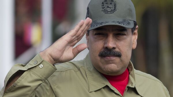 Presidente da Venezuela, Nicolás Maduro, durante desfile militar em homenagem ao 16º aniversário da volta do ex-presidente Hugo Chávez ao poder - Sputnik Brasil