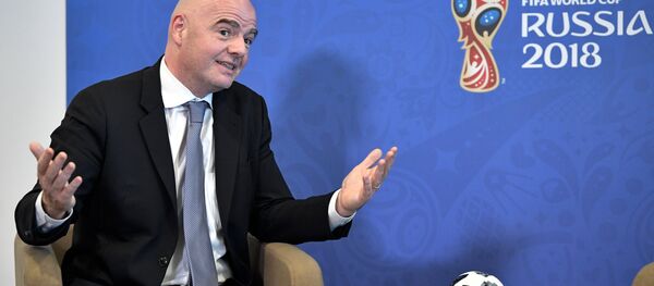Presidente da FIFA, Gianni Infantino, durante conversa com líder russo, Vladimir Putin, em Sochi, 3 de maio de 2018 - Sputnik Brasil