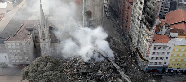 Firefighters try to extinguish a fire at a building in downtown Sao Paulo, Brazil May 1, 2018 - Sputnik Brasil