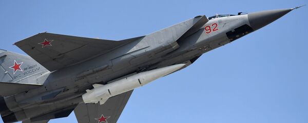 O caça polivalente MiG-31 com mísseis hipersônicos russos Kinzhal durante a parte aérea dos ensaios do desfile militar do Dia da Vitória em Moscou O caça polivalente MiG-31 com mísseis hipersônicos russos Kinzhal durante a parte aérea dos ensaios do desfile militar do Dia da Vitória em Moscou - Sputnik Brasil